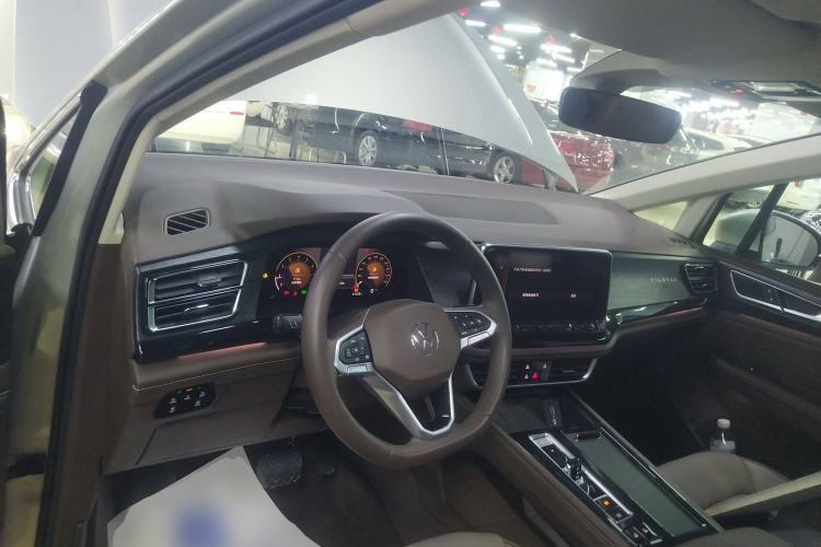 Used Volkswagen Viloran 2024 330TSI Luxury Edition Center Console
