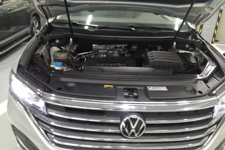 Used Volkswagen Viloran 2024 330TSI Luxury Edition Engine Bay
