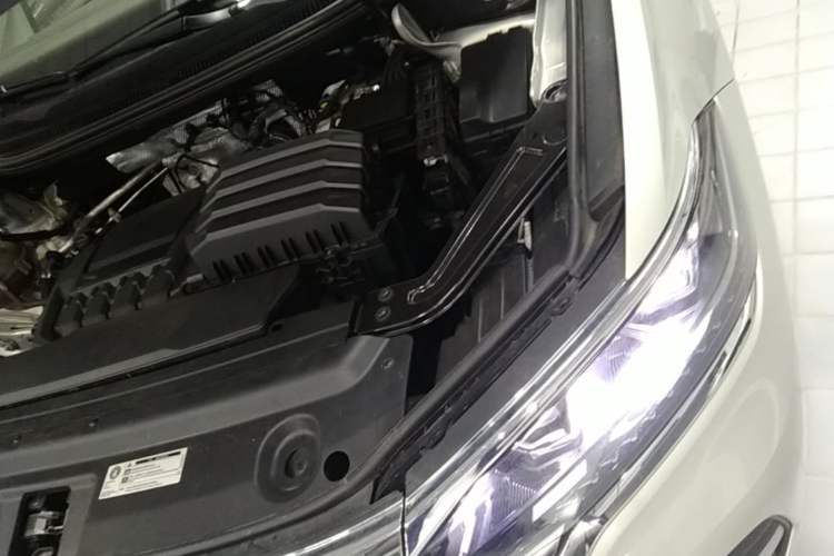 Used Volkswagen Viloran 2024 330TSI Luxury Edition Engine Bay Left