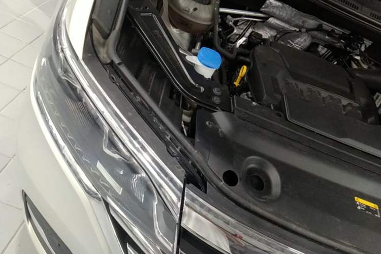 Used Volkswagen Viloran 2024 330TSI Luxury Edition Engine Bay Right