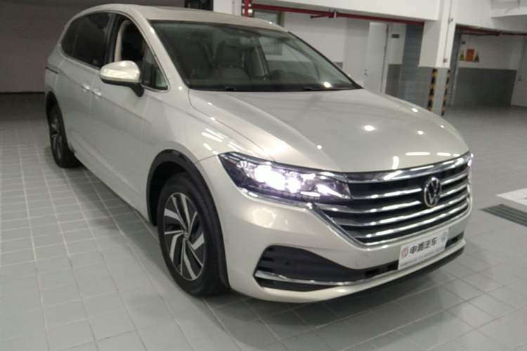 Used Volkswagen Viloran 2024 330TSI Luxury Edition Front Right 45 Deg