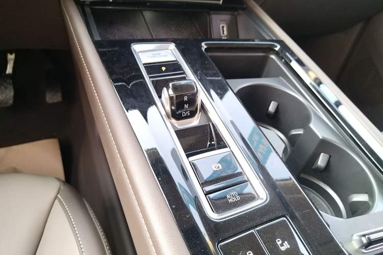 Used Volkswagen Viloran 2024 330TSI Luxury Edition Gear Lever