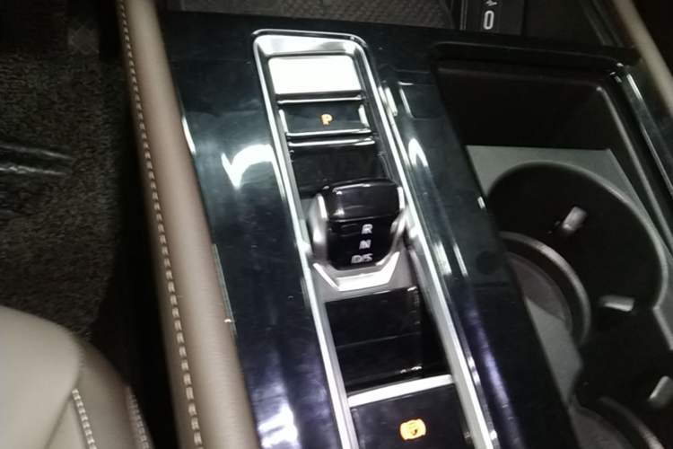 Used Volkswagen Viloran 2024 330TSI Luxury Edition Gear Lever