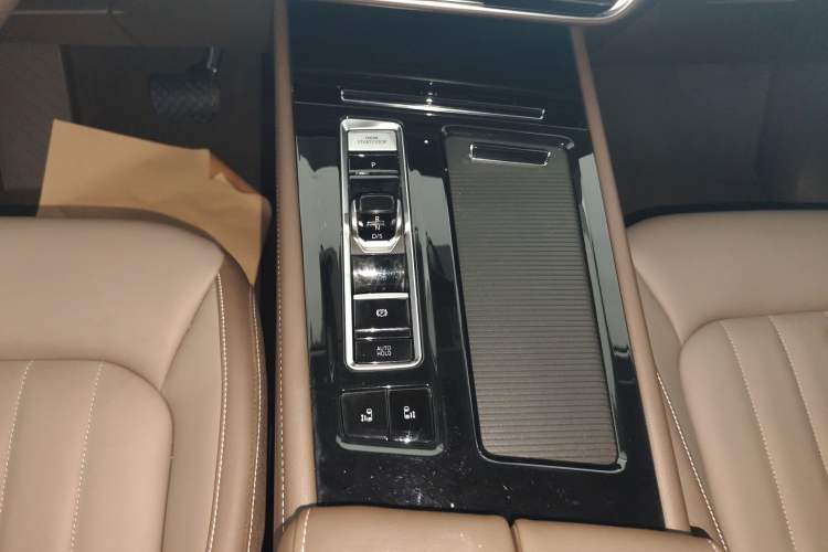 Used Volkswagen Viloran 2024 330TSI Luxury Edition Gear Lever