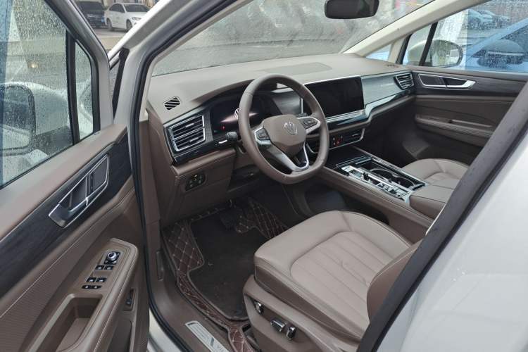 Used Volkswagen Viloran 2024 330TSI Luxury Edition Interior 2