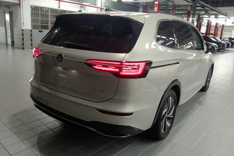 Used Volkswagen Viloran 2024 330TSI Luxury Edition Rear Right 45 Deg