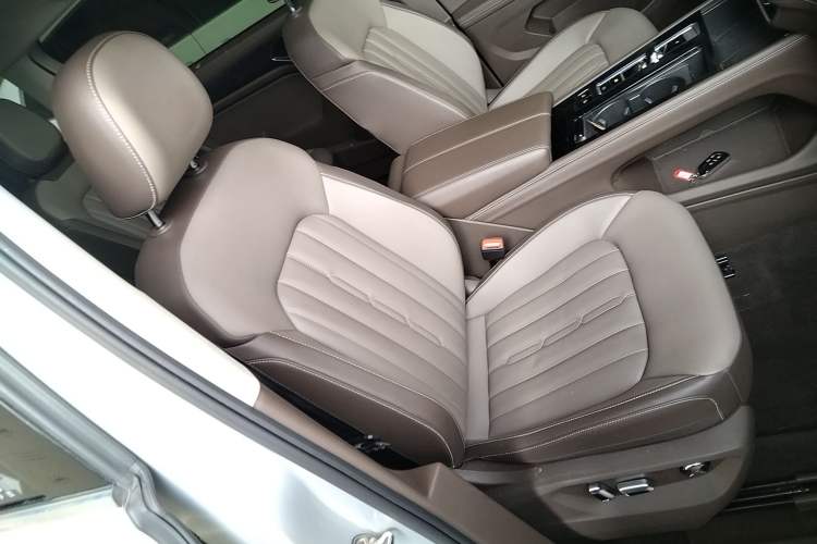 Used Volkswagen Viloran 2024 330TSI Luxury Edition Right Front Seat