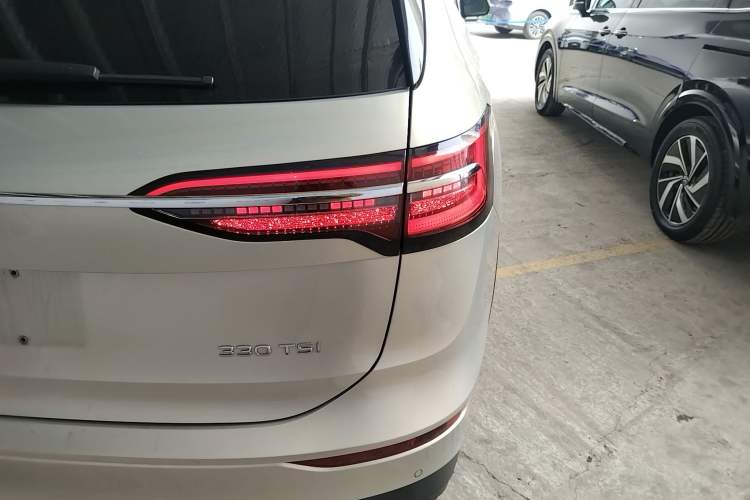 Used Volkswagen Viloran 2024 330TSI Luxury Edition Right Rear Taillight