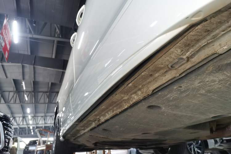 Used Volkswagen Viloran 2024 330TSI Luxury Edition Right Side Sill