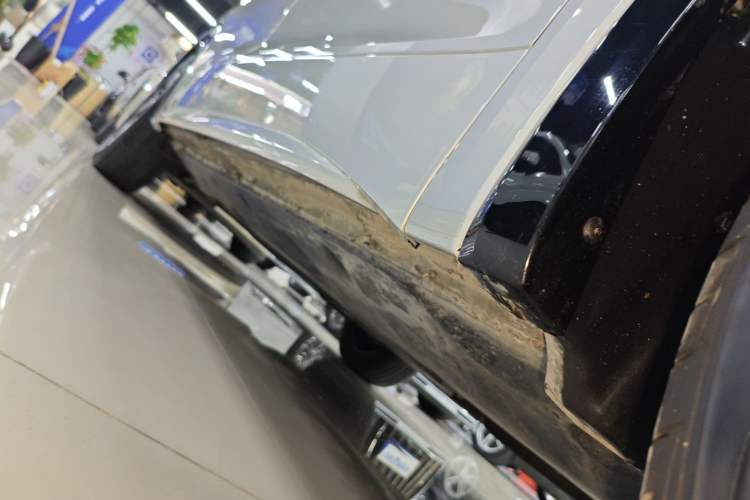 Used Volkswagen Viloran 2024 330TSI Luxury Edition Right Side Sill