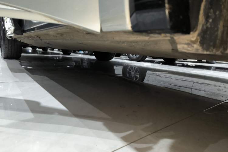 Used Volkswagen Viloran 2024 330TSI Luxury Edition Right Side Sill