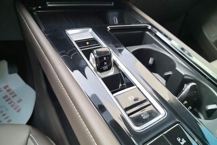 Used Volkswagen Viloran 2024 330TSI Luxury Edition Gear Lever