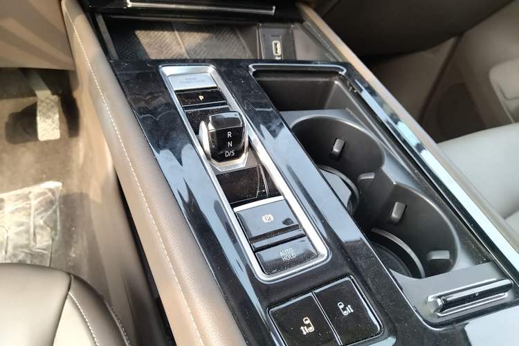 Used Volkswagen Viloran 2024 330TSI Luxury Edition Gear Lever