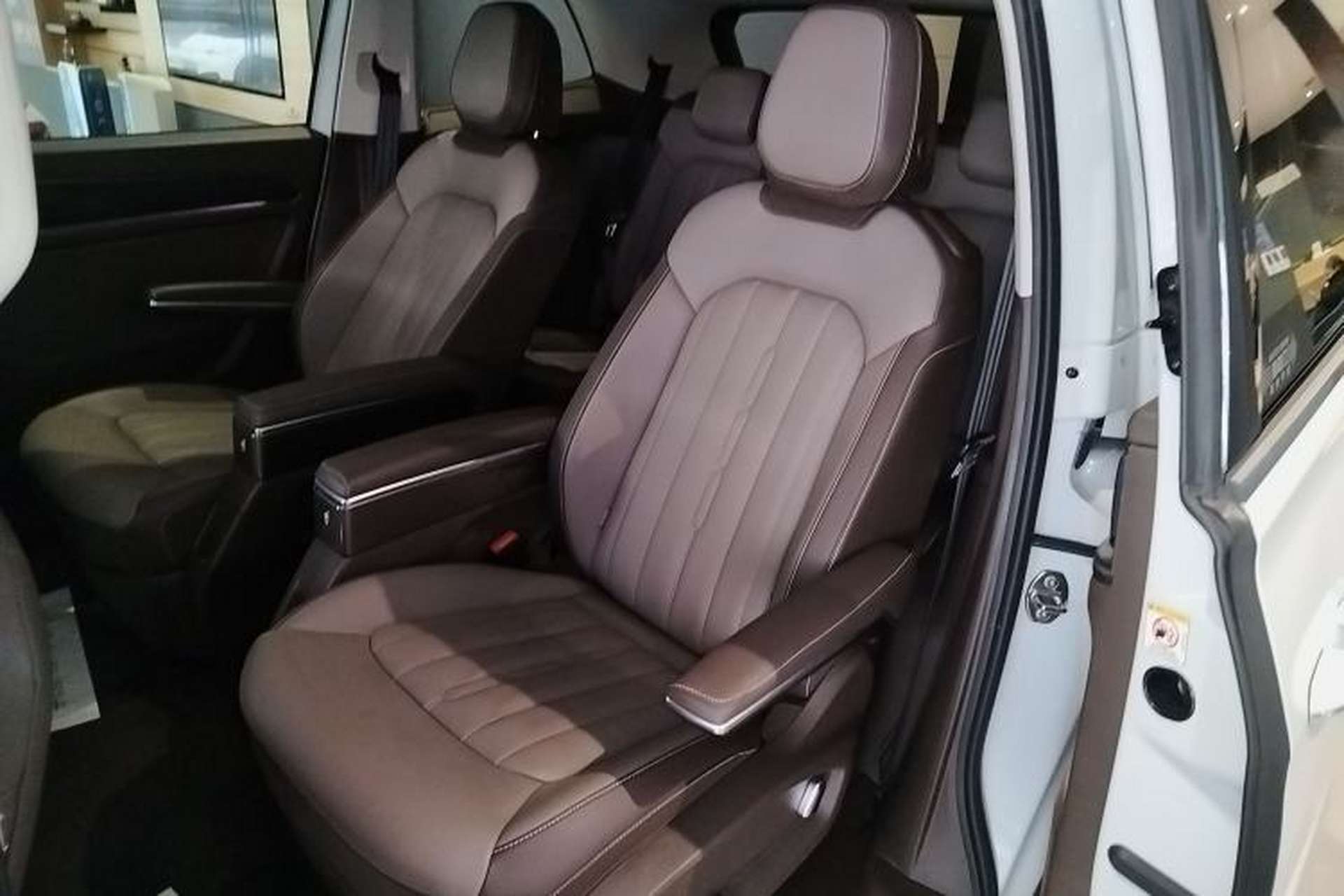 Used Volkswagen Viloran 2024 330TSI Luxury Edition Left Rear Seat