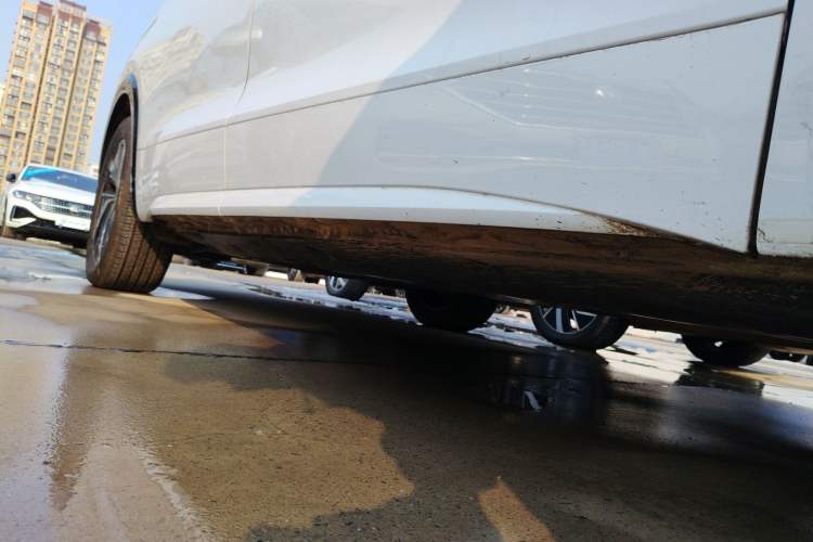 Used Volkswagen Viloran 2024 330TSI Luxury Edition Right Side Sill