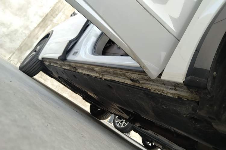 Used Volkswagen Viloran 2024 330TSI Luxury Edition Right Side Sill