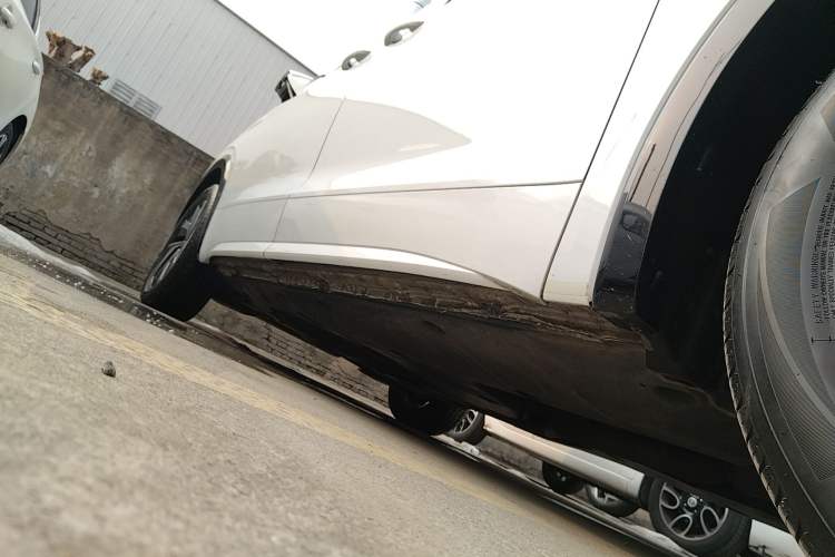 Used Volkswagen Viloran 2024 330TSI Luxury Edition Right Side Sill