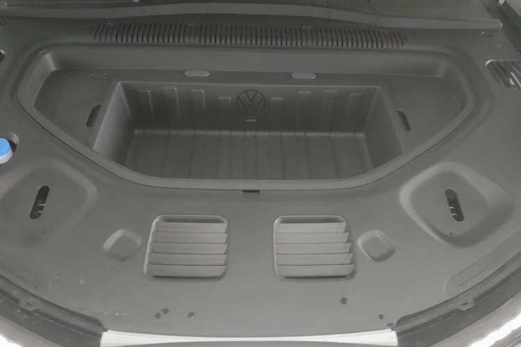 Used Volkswagen Zhongdu 08 2026 Model Single-Motor Low-Configuration Engine Bay