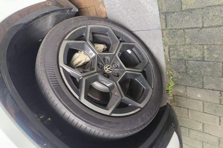 Used Volkswagen Zhongdu 08 2026 Model Dual-Motor Left Front Wheel Hub