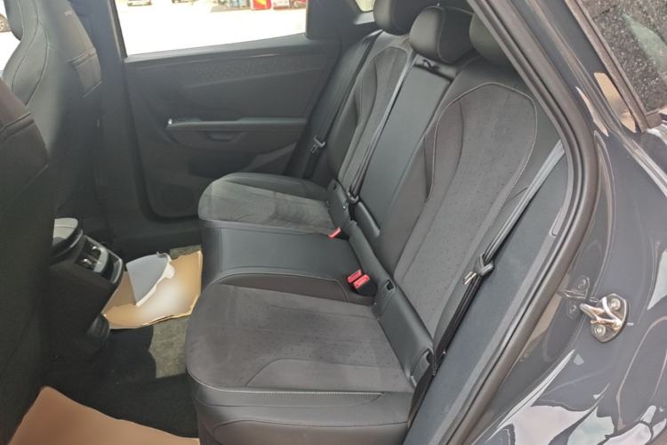 Used Volkswagen Zhongyu 07 2026 Model Pure SE Left Rear Seat