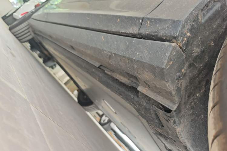 Used Volkswagen Zhongyu 07 2026 Model Pure SE Right Side Sill