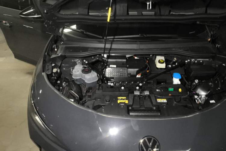 Used Volkswagen Zhongyu 07 2026 Model Pure Engine Bay Right