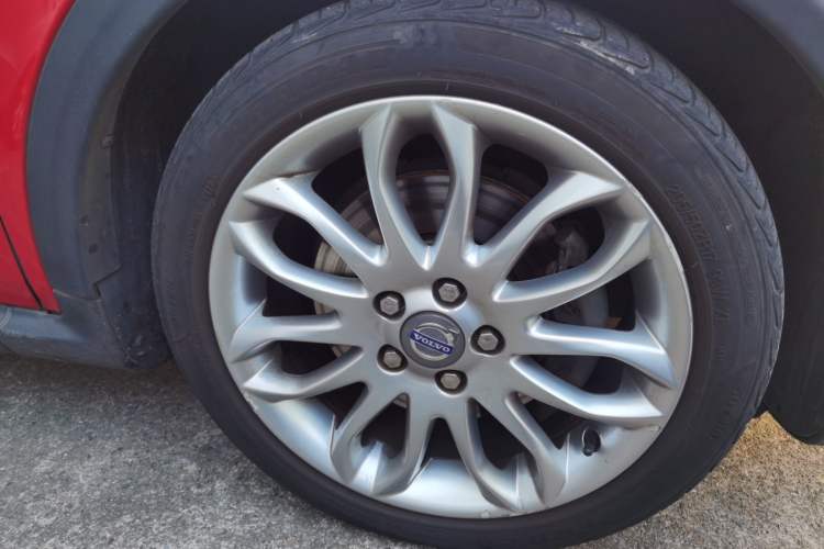 Used Volvo C30 2008 2.4i model Right Front Wheel Hub