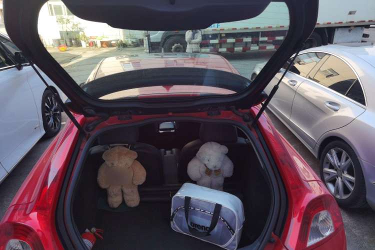 Used Volvo C30 2008 2.4i model Trunk