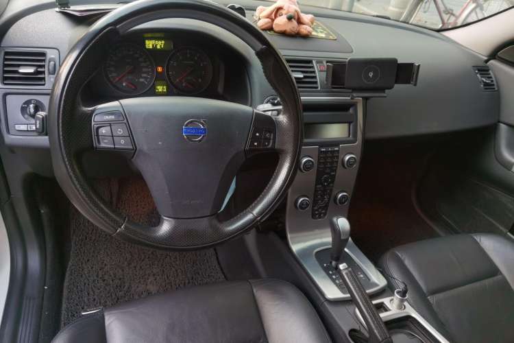 Used Volvo C30 2008 2.4i model Center Console