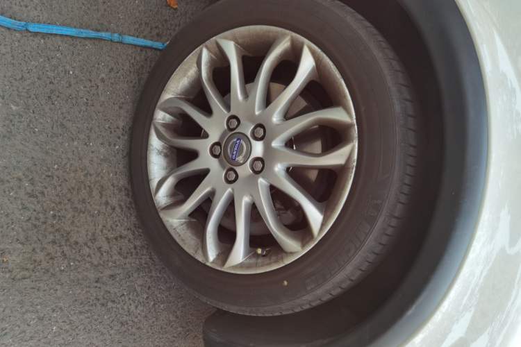 Used Volvo C30 2008 2.4i model Right Front Wheel Hub