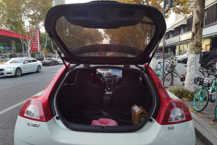 Used Volvo C30 2008 2.4i model Trunk