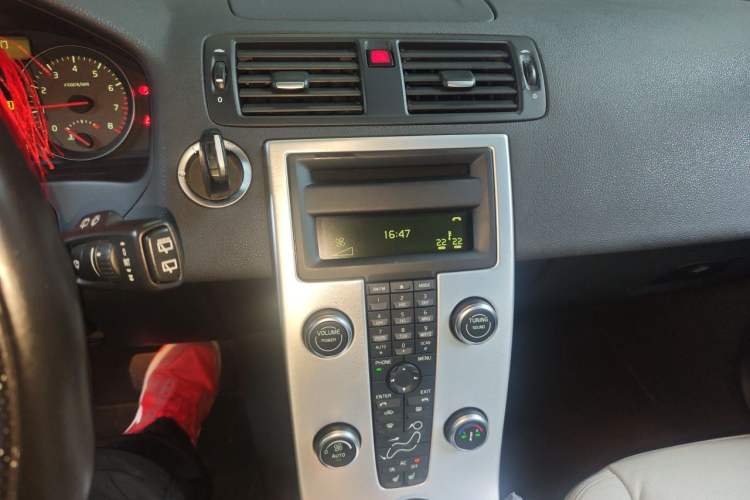 Used Volvo C30 2010 Revised Version 2.4i Personalized Sport Edition Audio And AC Panel