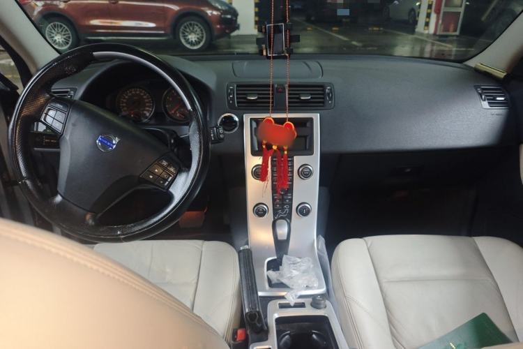 Used Volvo C30 2010 Revised Version 2.4i Personalized Sport Edition Center Console