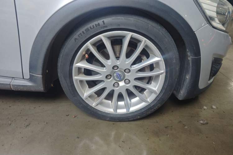 Used Volvo C30 2010 Revised Version 2.4i Personalized Sport Edition Right Front Wheel Hub