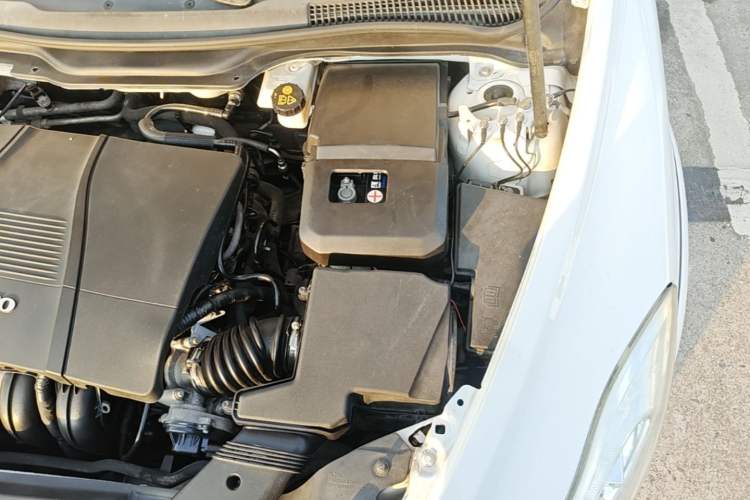 Used Volvo C30 2010 Revised Version 2.0 ZhiShang Edition Engine Bay Left