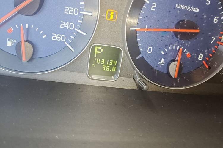 Used Volvo C30 2010 Revised Version 2.0 ZhiShang Edition Odometer Close Up