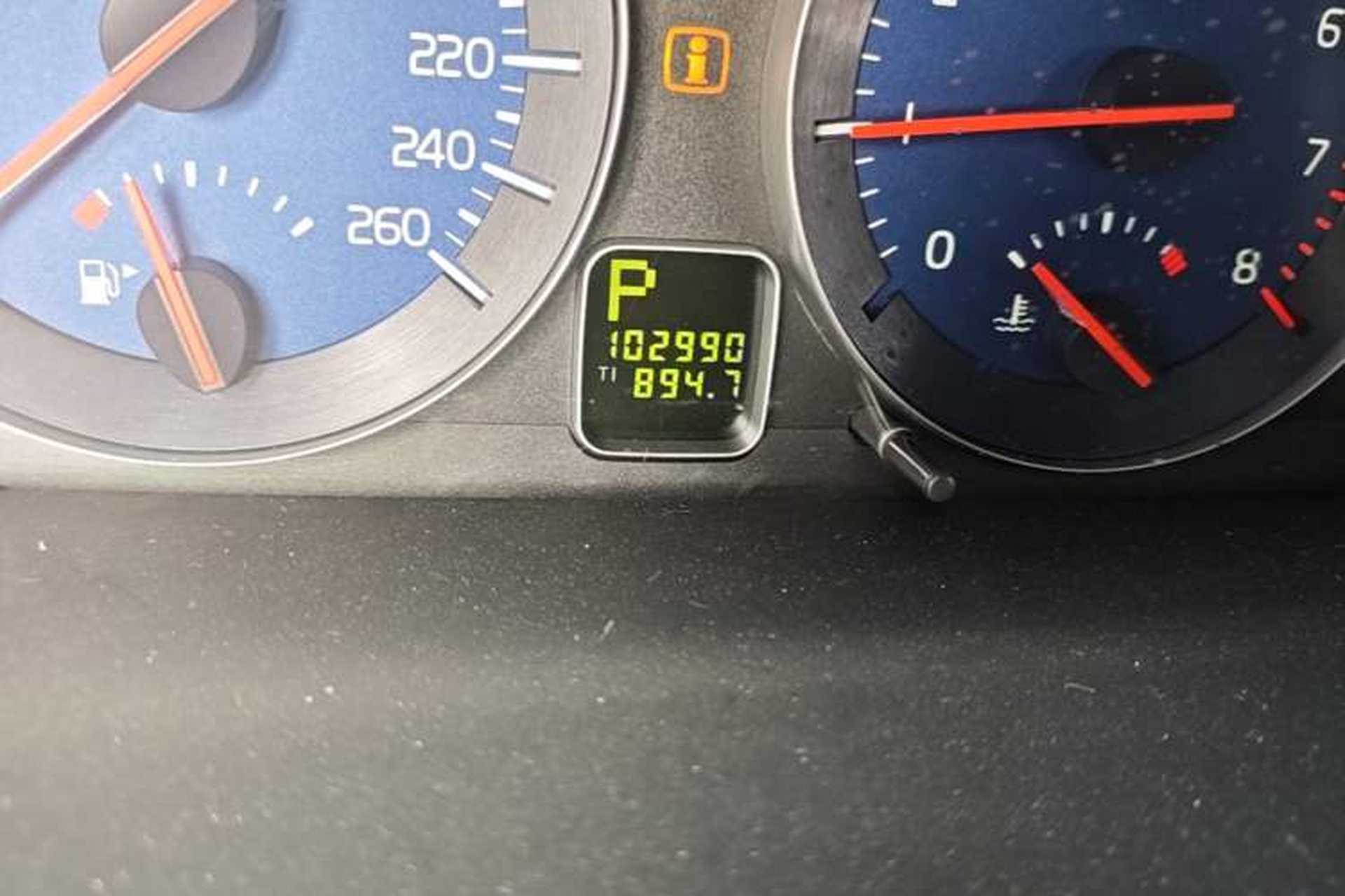 Used Volvo C30 2010 Revised Version 2.0 ZhiShang Edition Odometer Close Up