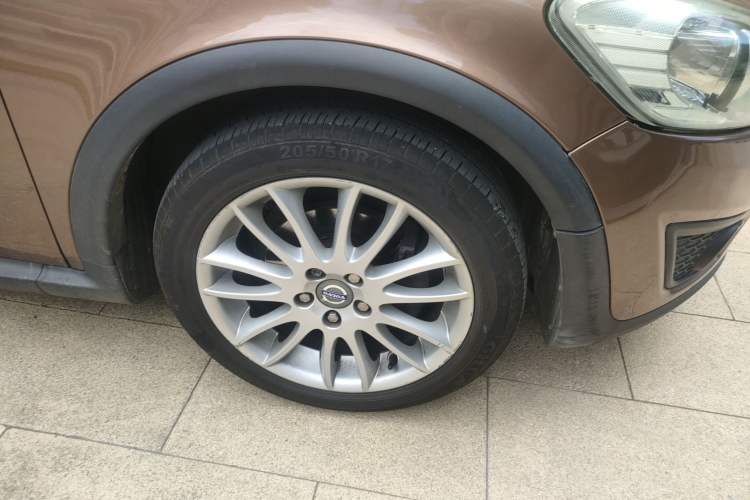 Used Volvo C30 2012 2.0L Aktiv Dynamic Package Edition Right Front Wheel Hub