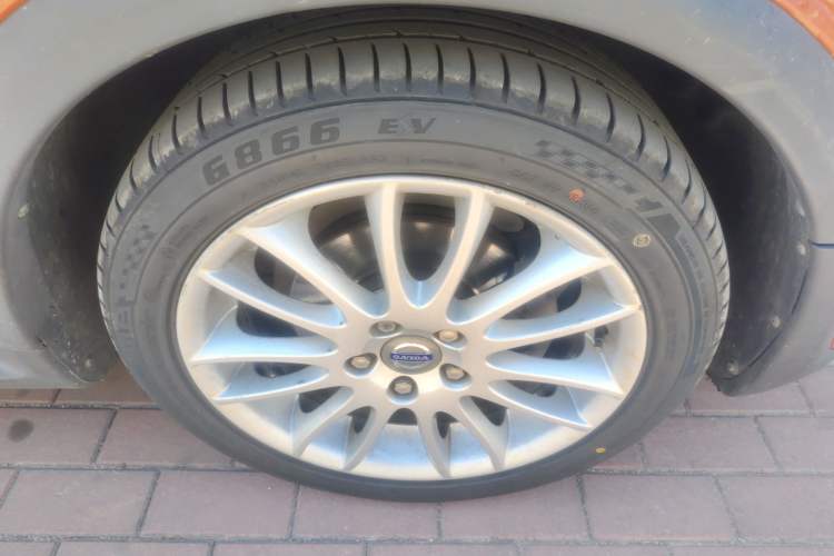 Used Volvo C30 2012 2.0L Aktiv Dynamic Package Edition Right Front Wheel Hub