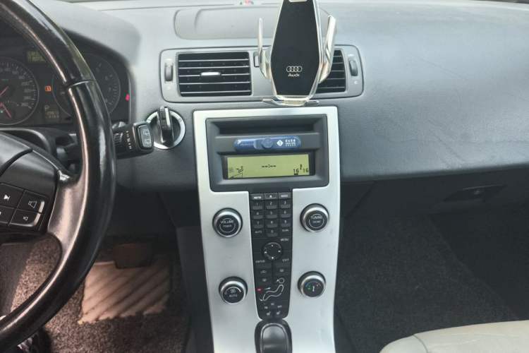 Used Volvo C30 2012 2.0L Aktiv Dynamic Package Edition Audio And AC Panel