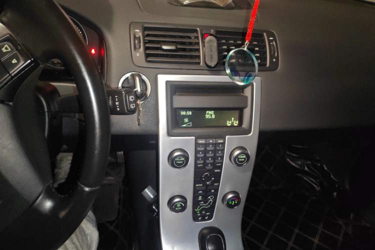 Used Volvo C30 2012 2.0L Aktiv Dynamic Package Edition Audio And AC Panel