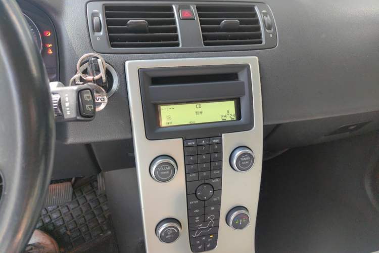 Used Volvo C30 2012 2.0L Aktiv Dynamic Package Edition Audio And AC Panel