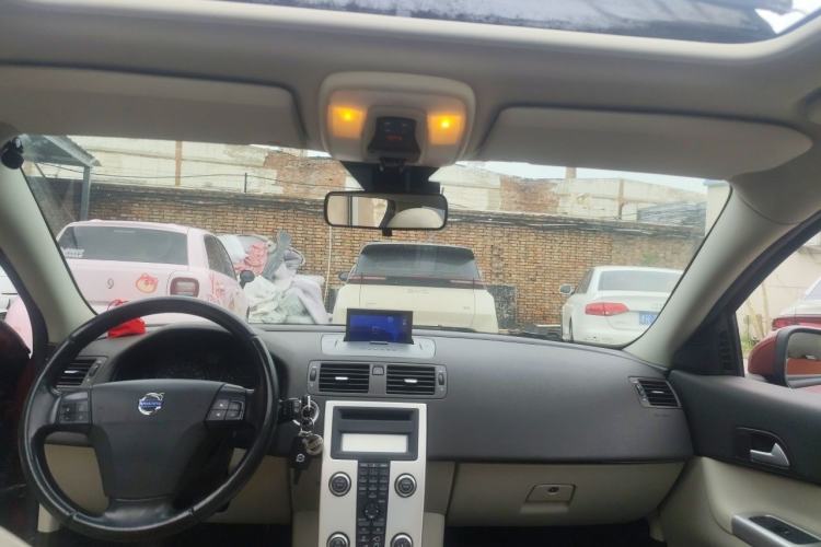 Used Volvo C30 2012 2.0L Aktiv Center Console