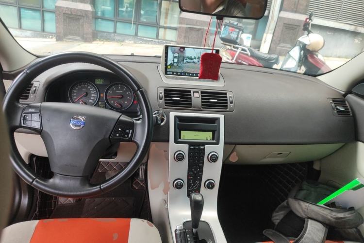 Used Volvo C30 2012 2.0L Aktiv Center Console