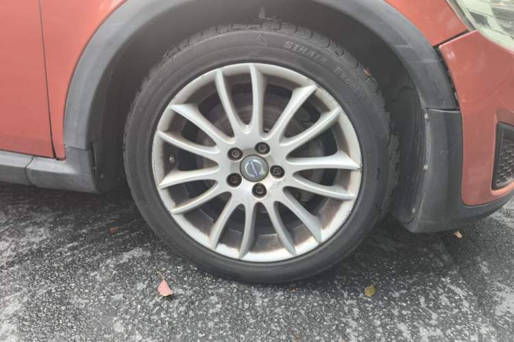 Used Volvo C30 2012 2.0L Aktiv Dynamic Package Edition Right Front Wheel Hub