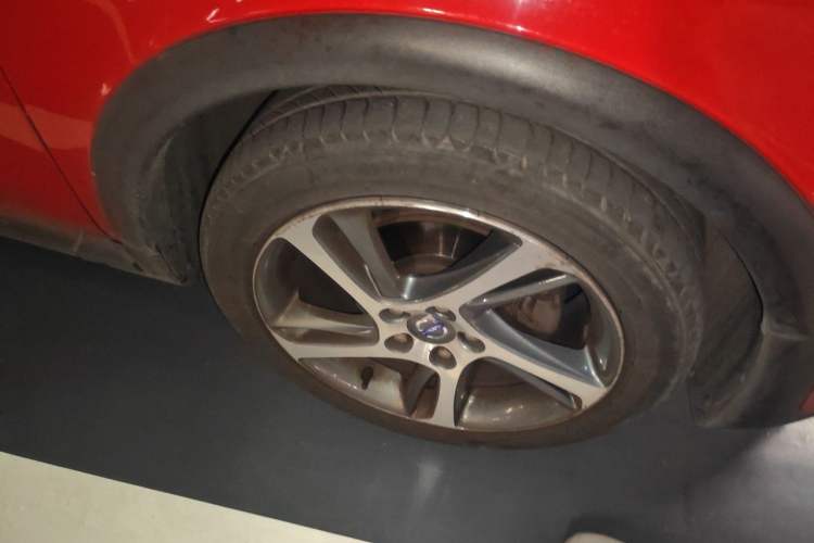 Used Volvo C30 2012 2.0L Aktiv Dynamic Package Edition Right Front Wheel Hub