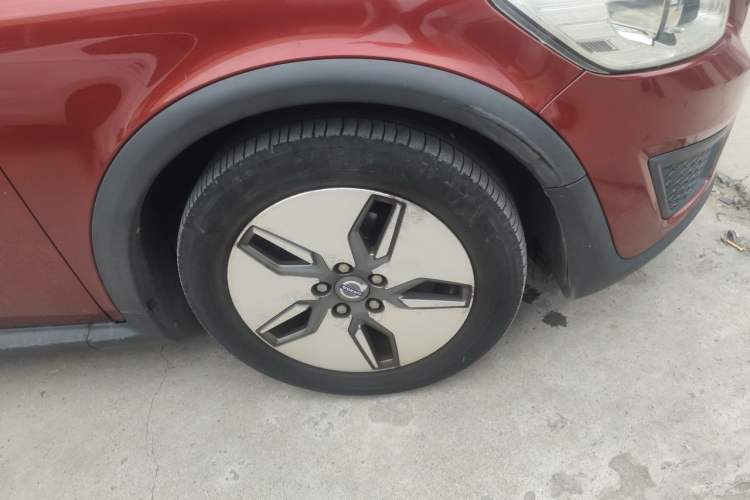 Used Volvo C30 2012 2.0L Aktiv Right Front Wheel Hub