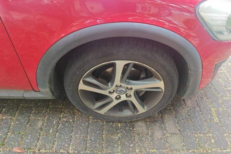 Used Volvo C30 2012 2.0L Aktiv Dynamic Package Edition Right Front Wheel Hub