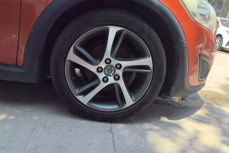 Used Volvo C30 2012 2.0L Aktiv Dynamic Package Edition Right Front Wheel Hub