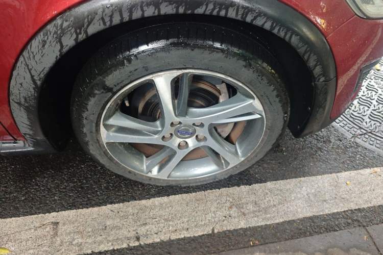 Used Volvo C30 2012 2.0L Aktiv Dynamic Package Edition Right Front Wheel Hub